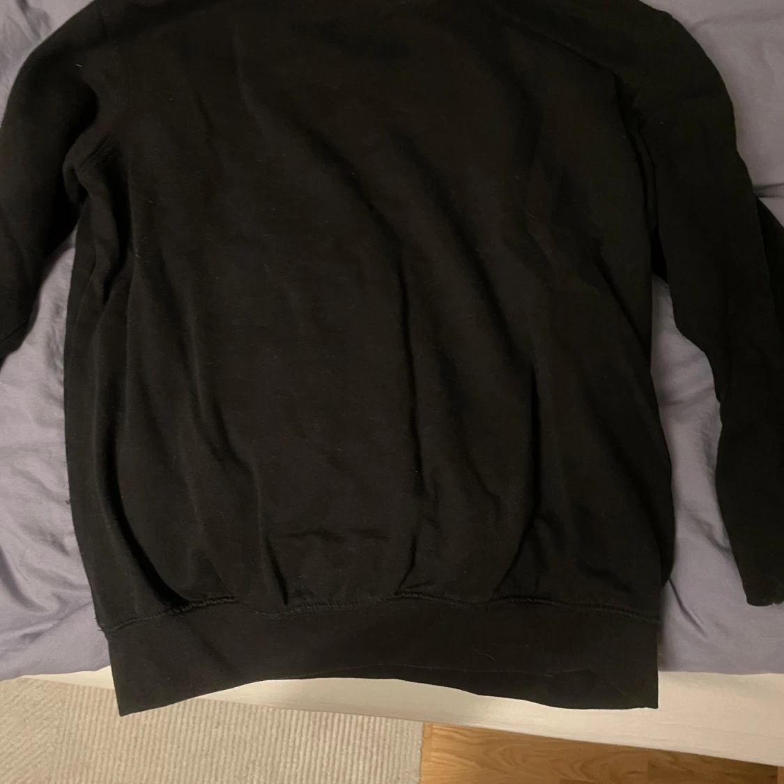 Enkel långärmad svart tröja 