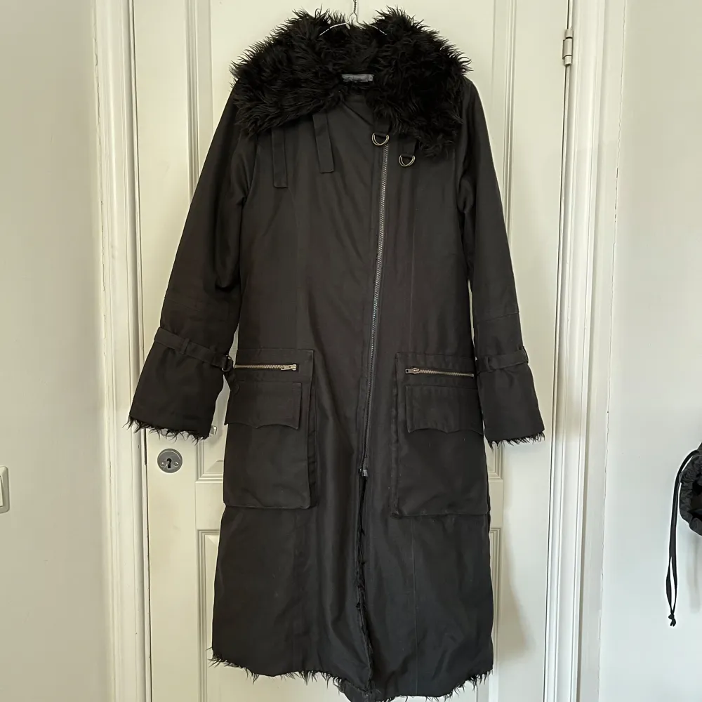 De Rose womens coat. Size Large (fits a mens xs-s). Full fur lining. 3D cargo flap and zipper pockets. Seam at the bottom of the coat has come undone in a few places but its not boticable at all (see last pic). Zipper seam has also come undone at the bottom but is still fully functional (inexpensive fix at a tailor).. Jackor.