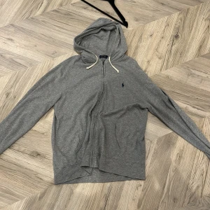 Grå hoodie från Ralph Lauren - Säljer en grå hoodie från Ralph lauren