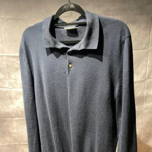 John Henric Långärmad piké  - Knappt använd långärmad pike i 100% merinoull | Skick 9/10 | Pris-399 | Storlek M men passar även S | Om du har några frågor eller funderingar tveka inte att höra av dig!