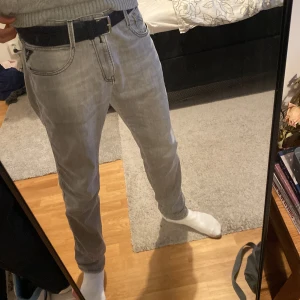 Grå Replay Anbass jeans - Säljer ett par grå Replay Anbass jeans i slim fit. De är i bra skick och har en snygg, klassisk design med fem fickor. De är o storlek W33 L32 men sitter mer som W31-32 L32. Nypris 1799 mitt pris 700 ☝️
