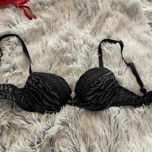 Svart och grå bh med zebramönster - Säljer bh från twilfit storlek 65a