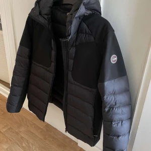 Svart herr jacka från colmar. Använd fåtal gånger förra vintern och är precis som i ny skick. Storlek 50-L är som M i storlek - En super snygg och stilig colmar jacka, nytt skick och endast använd få tal gånger förra vintern. Priset går att diskutera och ändra vid snabb affär