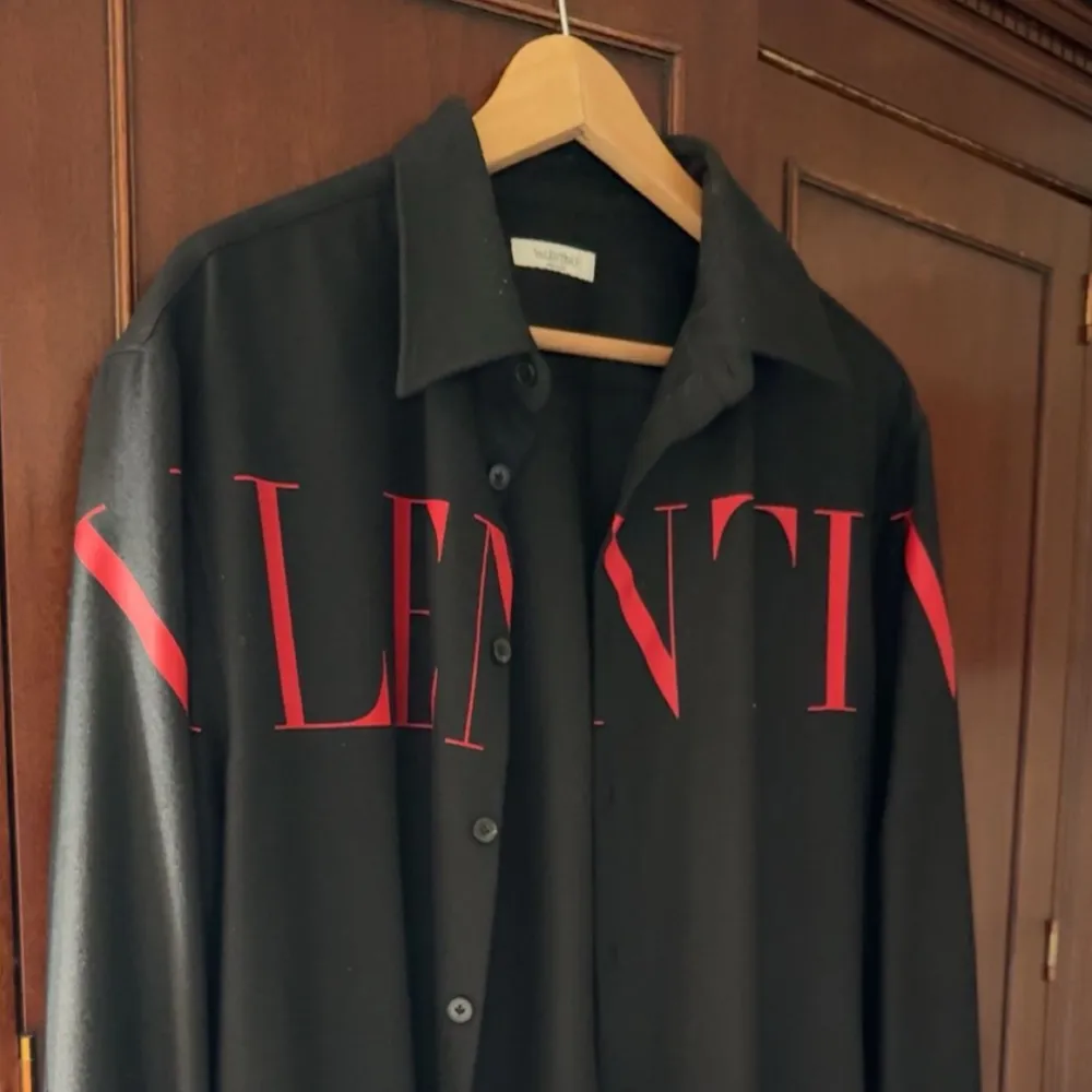 Säljer en oversized Valentino skjorta i storleken L/XL.  Nypris: 15 000 kr                                                                 Kvitto finns ej kvar. Skjortor.