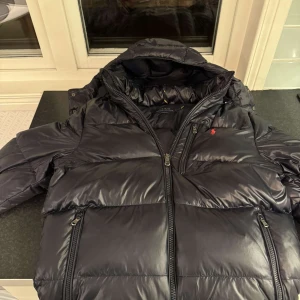 Polo Ralph lauren jacka  - Hej, säljer nu min Polo jacka då jag köpt en ny jacka, den är i storlek S, den är som ny använd fåtal gånger, hör av er för mer bilder!