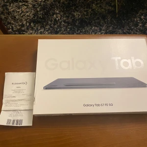 Samsung Galaxy Tab S7 FE 5G 12.4" surfplatta - Säljer en Samsung Galaxy Tab S7 FE 5G med en stor 12.4-tums skärm och 128GB lagring. Perfekt för både arbete och underhållning med snabb 5G-anslutning. Helt ny i förpackning från Elgiganten. Perfekt för dig som vill ha en kraftfull och stilren surfplatta. Kostar 9486 i butik men säljer för endast 4500