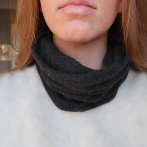 Buff 100% kashmir  - Mörkgrå buff i 100% återvunnen kashmir🩷