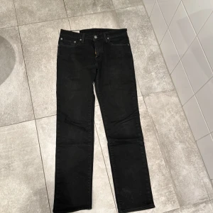 Svarta jeans från Levi's - Säljer ett par svarta Levi's 511 jeans i bra skick. De är slim fit och passar perfekt för både vardag och fest. W31 L32Perfekta för höst och vinter! 