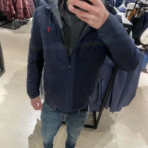 Ralph lauren windbreaker/jacka - Säljer denna jävligt feta helt nya windbreakern lappen finns till och med kvar. Den är använd cirka en gång men jag fick en annan i present så jag har ingen användning av den längre. Nypris 4295 mitt pris 1999. Priser är ej hugget i sten! Hör av er vid frågor eller funderingar🙌✅