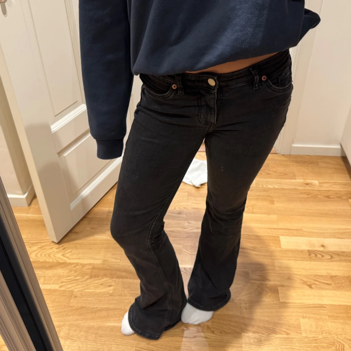 Svarta bootcut jeans!!! - 90