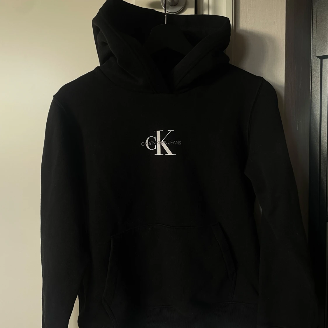 Svart hoodie från Calvin Klein
