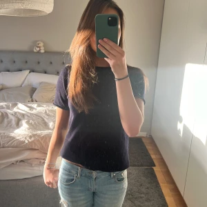 Mörkblå kortärmad topp - Säljer en stilren mörkblå topp i mycket bra skick. Den har en enkel design med korta ärmar och en normal passform. Perfekt för både vardag och festliga tillfällen. Är använd nåra gånger men har ett väldigt fint skick!!🩷