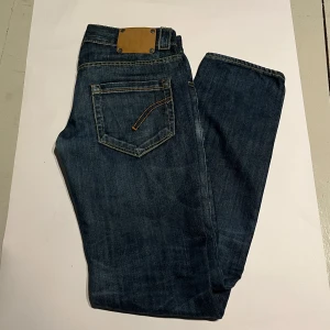 Dondup jeans - Säljer ett par snygga dondup jeans i riktigt bra skick med endast en defekt på ”D” emblenet på bakfickan. Storlek 28 står det i men passar som 30/31. Pris: 399kr pris ej hugget i sten!