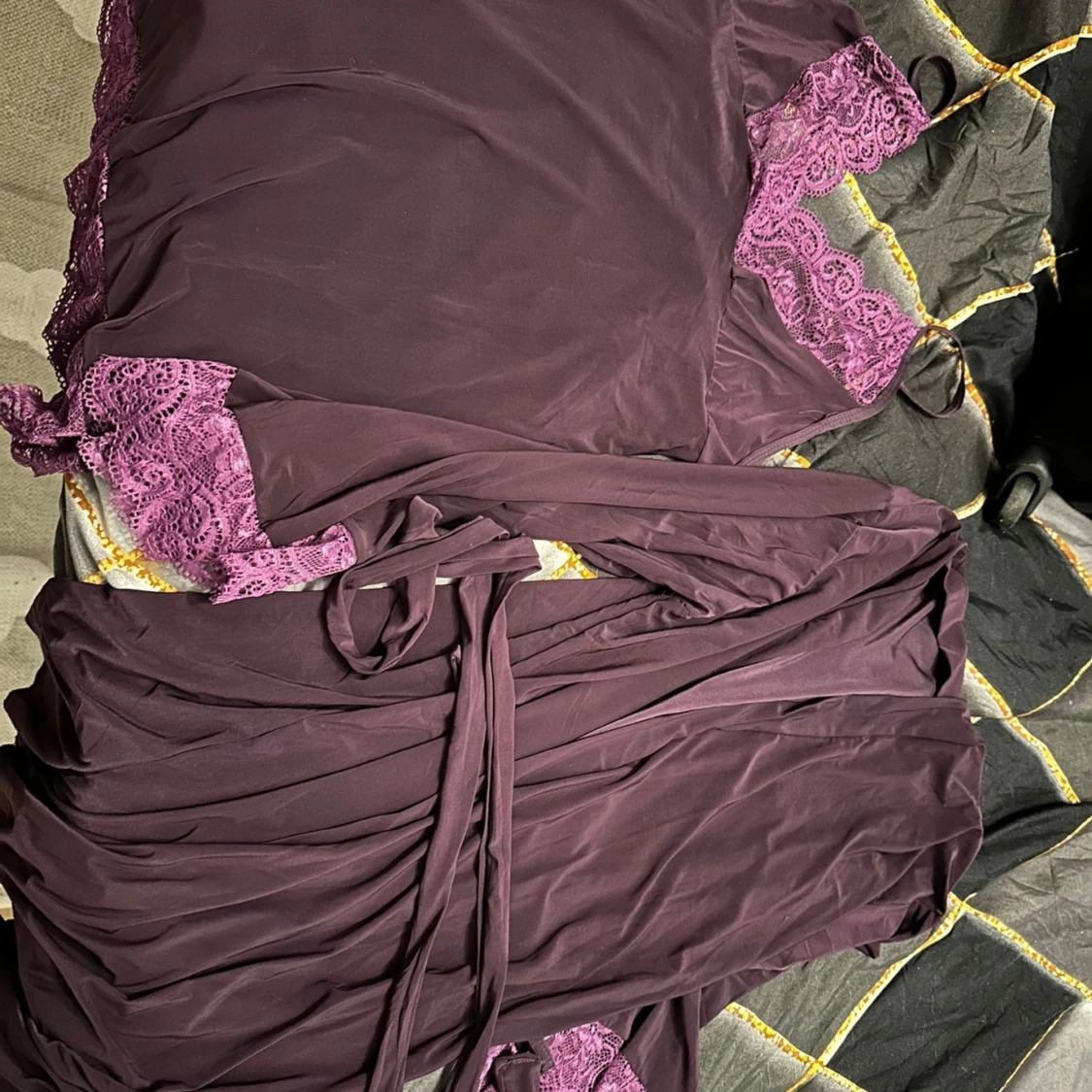 Mörklila klänning med spetsdetaljer