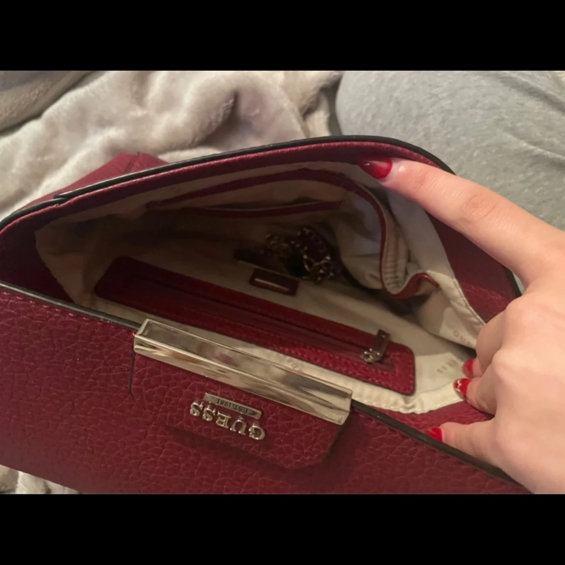 Vinröd axelväska från Guess - 92