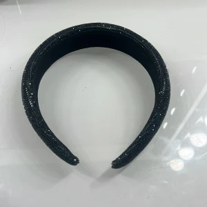 Svart glittrigt diadem - Snyggt svart diadem med glittrande yta, perfekt för att ge lite extra bling till din outfit. Passar både till vardags och festliga tillfällen. Köptes i Rom förra året men än är ca 2ggr❤️