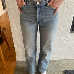 Blå jeans från Monki💙 - Säljer ett par snygga blå jeans från Monki i storlek 26. De har en straight passform & är väldigt behagliga att ha på sig. Modellen på bilden är 174cm lång, men passar även dig som är lite kortare. Köparen står för frakten💙