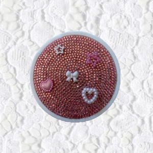 Rosa glittrig popsocket med dekorationer - Superfin glittrigt glittrar snusdosa med rosa stenar.  Dosan är även pryd med två charmiga hjärtan.  