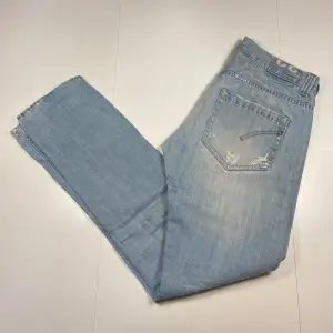 Dondup jeans i storlek 32. Fint skick. Snygga slitningar och tvätt. /steps