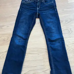 Säljer ett par snygga mörkblå jeans från Gina Tricot i storlek 164, men går därmed att justera vid midjan💘 Byxorna är i ett mycket bra skick, då de är nästan oanvända💘