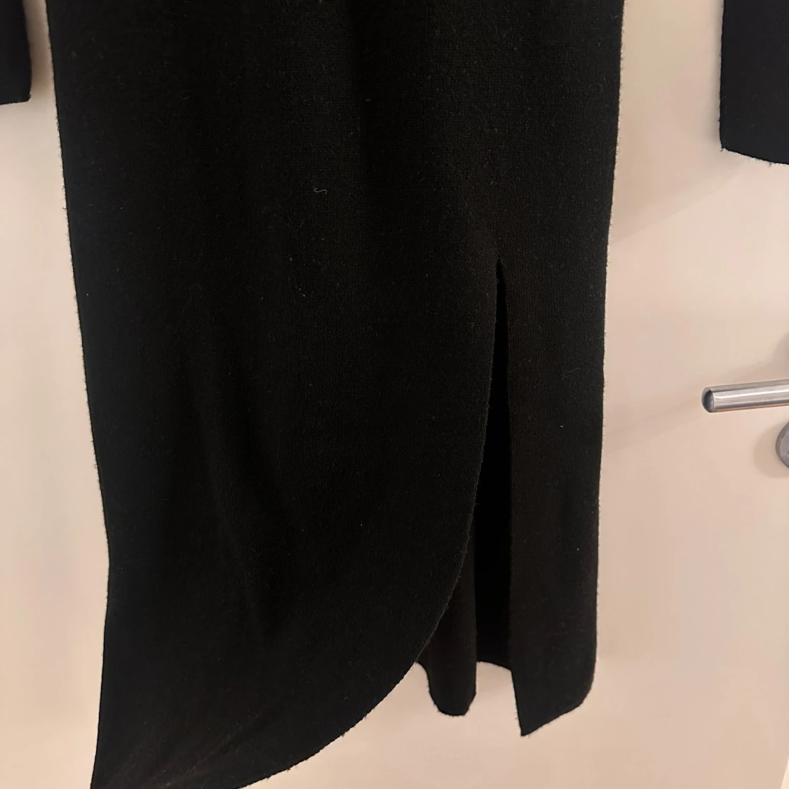 Svart långklänning med slits - 91