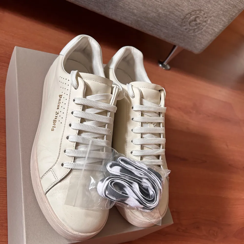 Säljer ett par stilrena sneakers från Palm Angels i nytt skick. Skorna har snygg snörning och är gjorda i skinn, vilket ger en lyxig känsla. Perfekta för både vardag och fest! Kommer med originalförpackning och extra skosnören plus skopåse. Köpte från Farfetch där ordinarie pris är ca 4500kr. Pris kan diskuteras!. Skor.