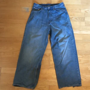 Weekday Astro Baggy Jeans - De har lite heeldrag men bortsett från det är de i väldigt bra skick. Jag är 182 cm. W30 L32.