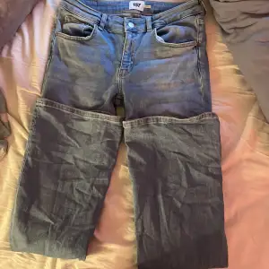 Säljer ett par snygga blå jeans från 157 i storlek M. De har en low boot stil och är fullängd. Perfekta för vardagsbruk med en klassisk femficksdesign och knappgylf. Passar bra till både sneakers och boots!