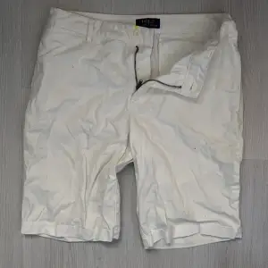 Säljer två par snygga shorts från Polo Ralph Lauren. Ett par är vita med små broderade loggor och det andra paret är beige med samma stil. Båda har dragkedja och knapp framtill. Perfekta för sommaren och vårens varma dagar! Den första storlek 20 och dom andra är 16