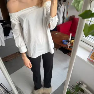 Säljer en superfin vit offshoulder-top som är perfekt för våren och sommaren. Den har långa ärmar och en lös passform som gör den både bekväm och stilren. Toppen är i bomull och passar perfekt till både jeans och kjol. Perfekt för en avslappnad men chic look, Kan mötas Sthlm, tveka inte att höras vid frågor, kommer dock skicka in snart på sellpy om den inte säljs!❤️