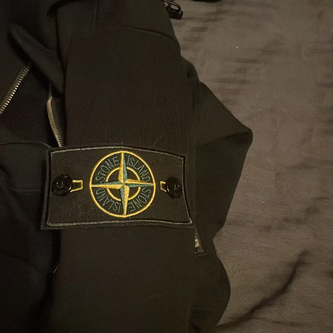 Svart hoodie från Stone Island - 93