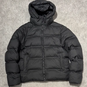 ZARA Pufferjacka - ! Slutsåld i butik ! - Säljer en väldigt eftertraktad dunjacka i puffer design. Slutsåld överallt. Använd fåtal gånger. 9/10 skick. Nypris: 900kr. Storlek M. 