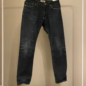 Vi säljer nu dessa sjukt feta acne jeans med unika slitningar i mycket bra skick. Hör av er vid eventuella funderingar. Pris kan diskuteras🌟//FashionGarderoben