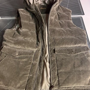 Stenströms väst  - Säljer en snygg beige/brun  manchester väst från stenströms  . . Perfekt för höst och vår när du vill hålla dig varm men ändå se stilren ut. Västen är i mycket bra skick använd cirka 5 gånger bara så den är som ny. Mvh Liam