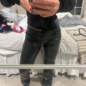 Svarta skinnbyxor - Säljer ett par svarta skinnbyxor i mycket bra skick. De har låg midja och är väldigt bekväma😍😍 