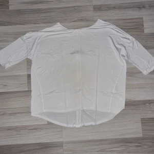 Vit tröja med dragkedja bak - Säljer en vit tröja i storlek 164 för 14-åringar. Tröjan har en cool dragkedja baktill (går ej att använda utan är bara en dekoration) och är kortärmad. 