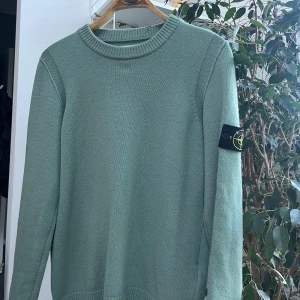 Grön stickad tröja från Stone Island - Säljer en snygg grön stickad tröja från Stone Island. Tröjan är i nyskick och säjs på grund av att jag inte använder den längre 