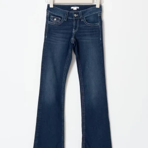 Svarta bootcut jeans med knappar där bak - Snygga svarta  bootcut jeans i bra skick. De har knappt används men de blev för korta efter typ en månad den har knappar där bak på fickorna (original pris 350) 