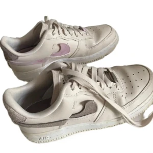 Nike Air Force 1 - använda i mycket bra skick 