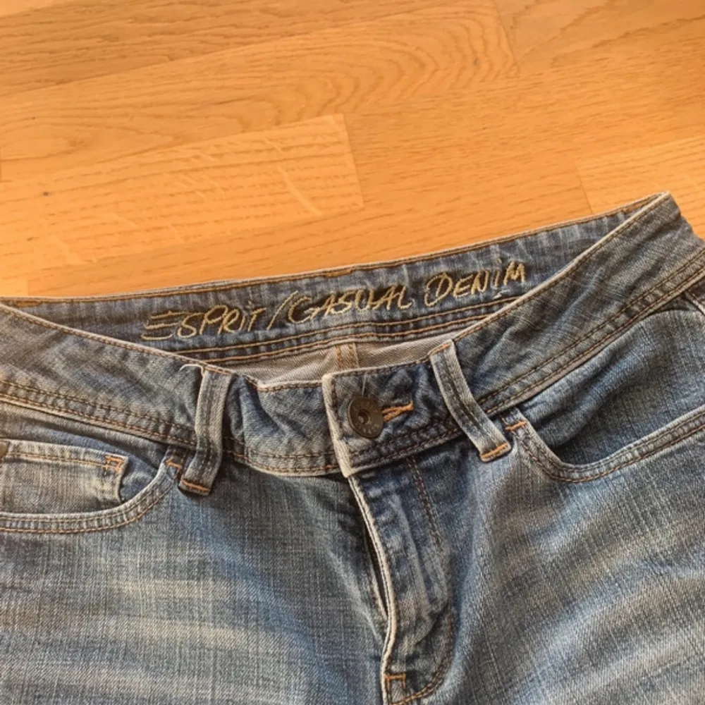 Säljer ett par snygga blå jeans från Esprit i casual denim-stil. De har en klassisk femficksdesign och en bekväm passform. Perfekta för vardagsbruk och kan enkelt matchas med olika outfits. Tyvärr för stora för mig. Farkut & Housut.