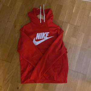 En riktigt snygg Nike Club Hoodie, i storlek L, med bra skick!