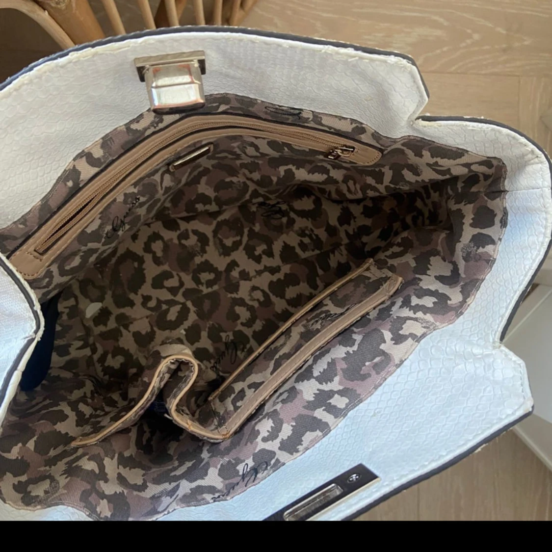 Vit handväska från Guess - 90