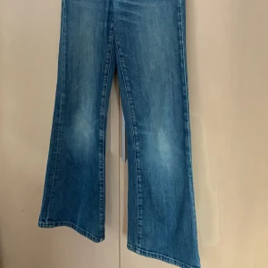 Marinblå jeans från Acne studios  - Säljer ett par snygga blå jeans från Acne studios. De är lowayst och bootcut. Perfekta för både vardag och fest! 🕺ORGINAL PRIS: 3500 PRIS:400 Säljer eftersom de var försmå❣️