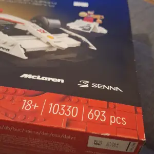 Säljer en LEGO Icons byggsats av McLaren MP4/4, känd från Ayrton Senna. Setet innehåller 693 bitar och är perfekt för byggentusiaster över 18 år. Detaljerad design med autentiska dekaler och färger. En fantastisk utmaning för alla som älskar racing och LEGO!