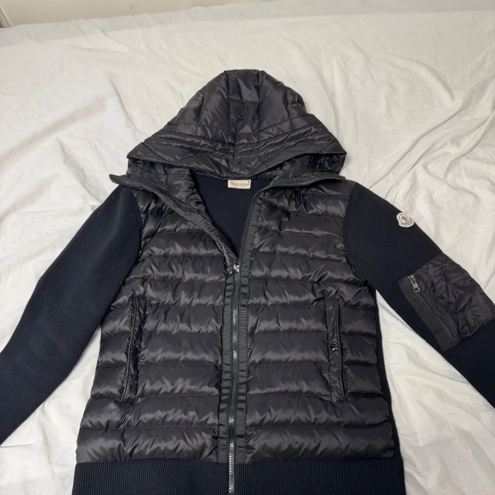 Hej jag säljer en helt ny Moncler Cardigan perfekt för hösten och i nyttskick . Jackor.