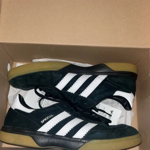 Adidas Spezial  - Snygga Adidas Spezial inomhus skor som knappt är använda, finns inga tecken på användning och är även riktigt snygga att ha utomhus för dem som vill det! Nypris ca- 1200kr mitt pris 650kr. Hör av er vid frågor eller funderingar!