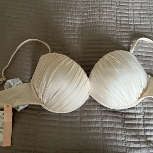 NY Calzedonia bikiniöverdel - OANVÄND, HELT NY Snygg bikiniöverdel från Calzedonia. Missade returtiden. Storlek 80C/85B