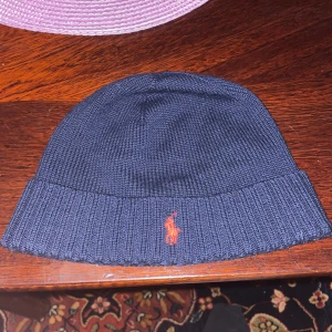 Mörkblå mössa från Polo Ralph Lauren - I utmärkt skick, inga defekter överhuvudtaget. Köpt för 549kr.