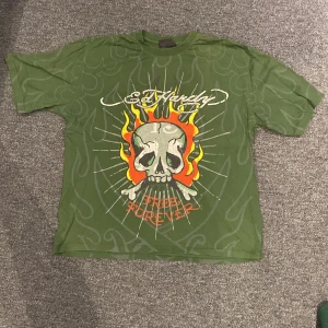Feet ed hardy t shirt - Askön tröja från ed hardy och urban outfiters använd några gånger men i väldigt bra skick!