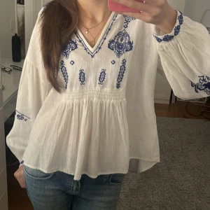 Vit blus med blåa detaljer - Fin blus från Zara i fint skick 